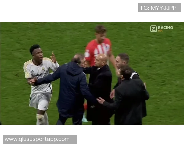 维尼修斯与女友甜蜜互动内马尔点赞称赞这个男孩深深爱着她