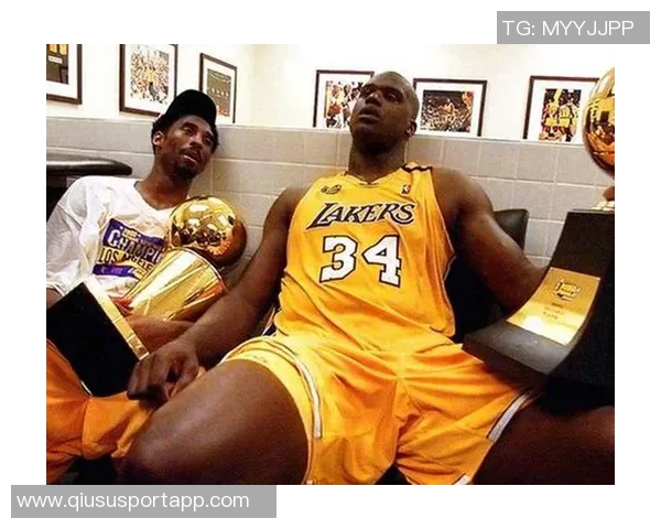 谢里夫奥尼尔特意前来致敬科比叔叔与雕像合影留念